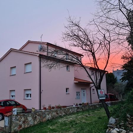 Apartment Nora Near The Beach Pula Exterior photo